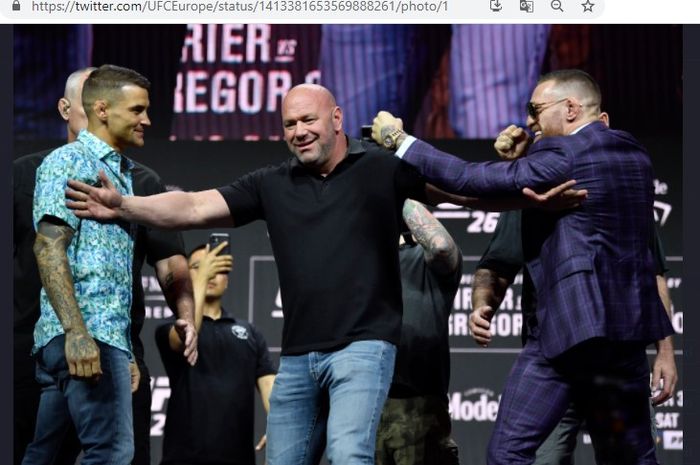 Dustin Poirier (kiri) dan Conor McGregor (kanan) saat sesi face-off UFC 264.