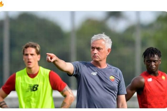 Jose Mourinho saat memimpin sesi latihan pertamanya di AS Roma, Kamis (8/7/2021) waktu setempat.