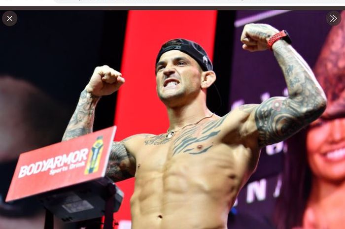 Petarung kelas ringan UFC, Dustin Poirier, dalam sesi timbang badan UFC 264.