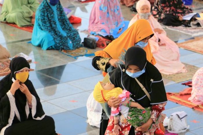 Ribuan umat muslim melaksanakan Sholat Iduladha di Masjid Agung Jawa Tengah (MAJT), Jumat (31/7/2020).
