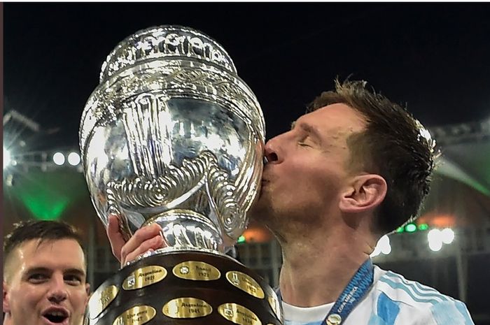 Kapten timnas Argentina, Lionel Messi, mencium trofi Copa America 2021.