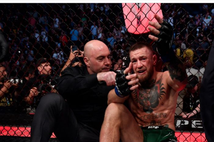 Petarung kelas ringan UFC, Conor McGregor, pasca-pertarungan melawan Dustin Poirer di acara utama UFC 264, Las Vegas, Amerika Serikat, Minggu (11/7/2021).