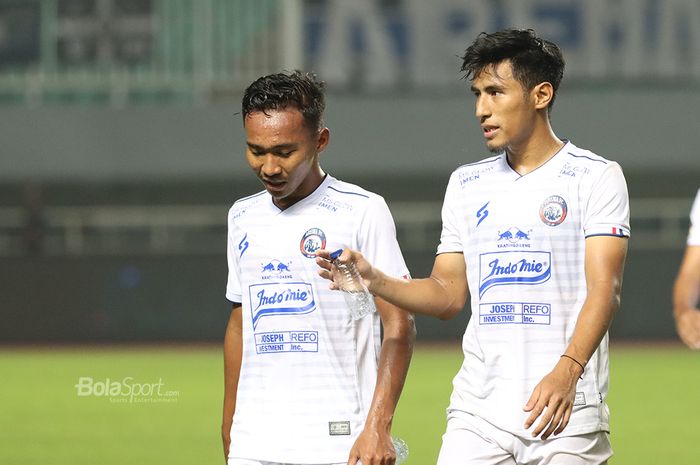 Hanif Sjahbandi (kiri) sedang berkomunikasi dengan pemain Arema FC dalam pekan pertama Liga 1 2020 saat melawan Tira Persikabo, 2 Maret 2020.