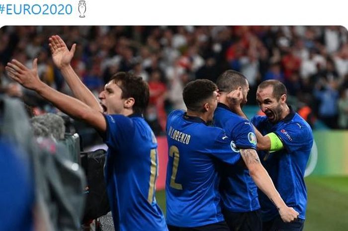 Kapten timnas Italia, Giorgio Chiellini (kanan), merayakan gol Leonardo Bonucci dalam laga final EURO 2020 kontra timnas Inggris di Stadion Wembley, Minggu (11/7/2021).