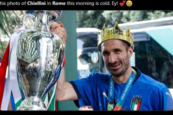 Kapten timnas Italia, Giorgio Chiellini, bergaya bak raja sambil memaki mahkota saat tiba di Roma