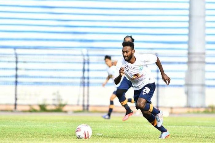 Gelandang serang Persela, Ibrahim Musa Kosepa.