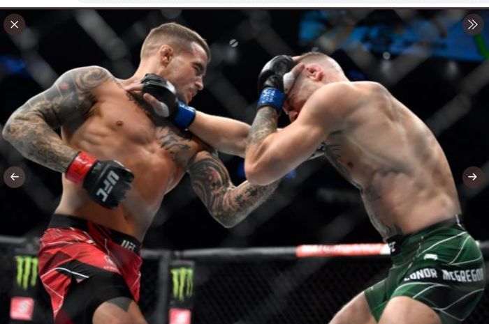 Ketika Dustin Poirier (kiri) dan Conor McGregor (kanan) saling baku hantam pada duel trilogi UFC 264 di T-Mobile Arena, Las Vegas, Nevada, AS, Minggu (11/7/2021).