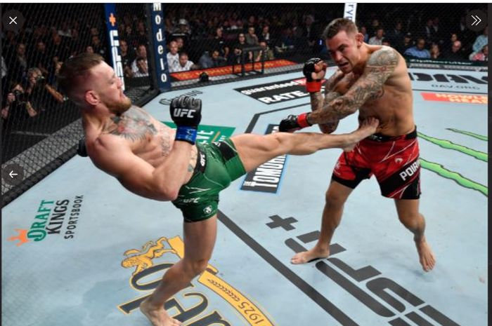 Conor McGregor (kiri) saat melakukan tendangan untuk menyeranga Dustin Poirier pada duel trilogi pada UFC 264 di T-Mobile Arena, Las Vegas, Nevada, AS, Minggu (11/7/2021).