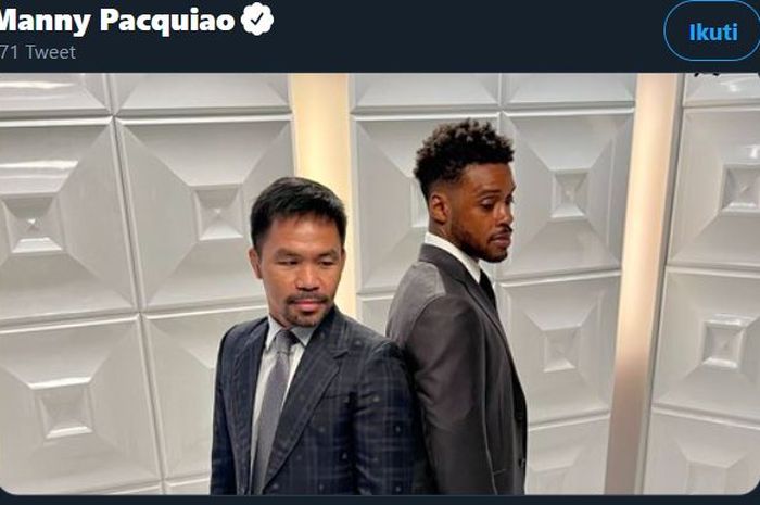 Manny Pacquiao (kiri) dan Errol Spence Jr (kanan) ketika melakukan sesi foto setelah konferensi pers pada Minggu (11/7/2021).