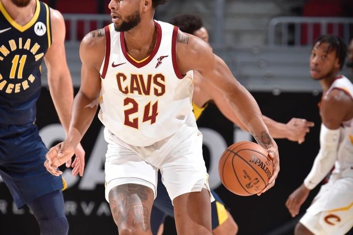 Marques Bolden (kanan) sedang dijaga oleh Domantas Sabonis (kiri).