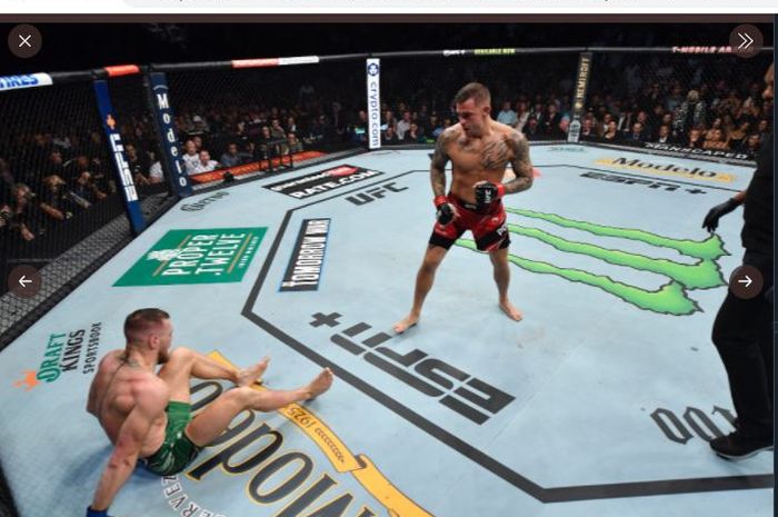 Dustin Poirier (kanan) saat melihat Conor McGregor (kiri) jatuh karena kesalahan melakukan tumpuan pada ajang UFC 264 di T-Mobile Arena, Las Vegas, Nevada, AS, Minggu (11/7/2021) waktu Indonesia.