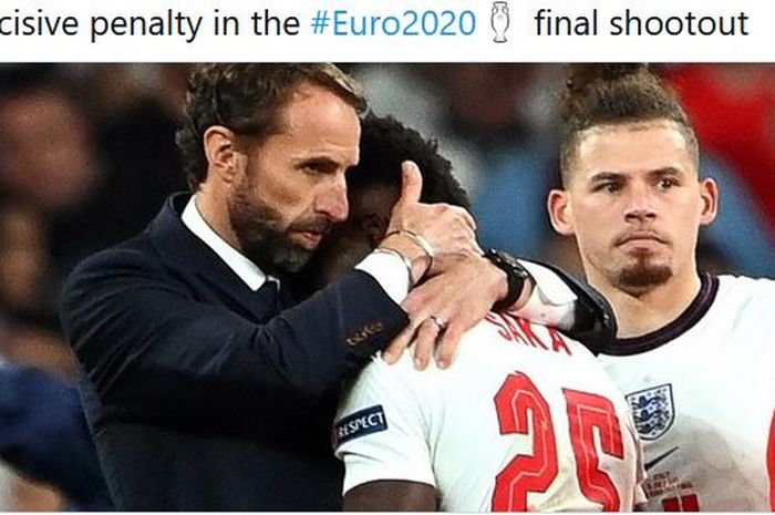 Pelatih timnas Inggris, Gareth Southgate, memeluk Bukayo Saka seusai laga final EURO 2020 kontra timnas Italia di Stadion Wembley, Minggu (11/7/2021).