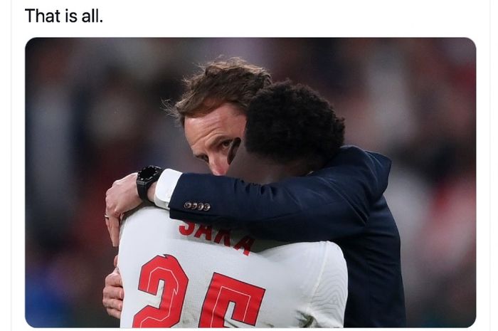 Pelatih Inggris, Gareth Southgate, memeluk Bukayo Saka yang gagal mengeksekusi penalti pada final EURO 2020 di Stadion Wembley, London, Inggris, Senin (12/7/2021) dini hari WIB.