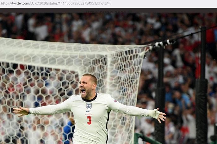 Bek timnas Inggris, Luke Shaw, merayakan gol ke gawang timnas Italia dalam laga final EURO 2020 di Stadion Wembley, Minggu (11/7/2021).