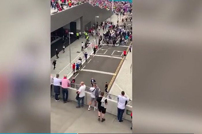 Kerusuhan di Stadion Wembley menjelang final Euro 2020 antara Inggris lawan Italia pecah. Beberapa suporter menerobos garis keamanan hingga terjadi kejar-kejaran.