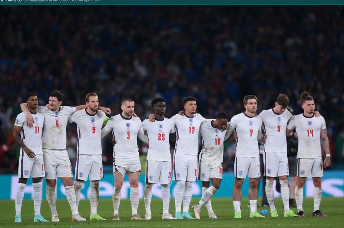 Pendukung Inggris jadi yang paling bar-bar di EURO 2020, mulai dari sorot laser ke mata kiper hingga bentrok di luar Stadion Wembley.