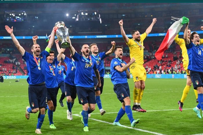 Timnas Italia sukses menjadi juara EURO 2020 setelah mengalahkan timnas Inggris di final dengan adu penalti.