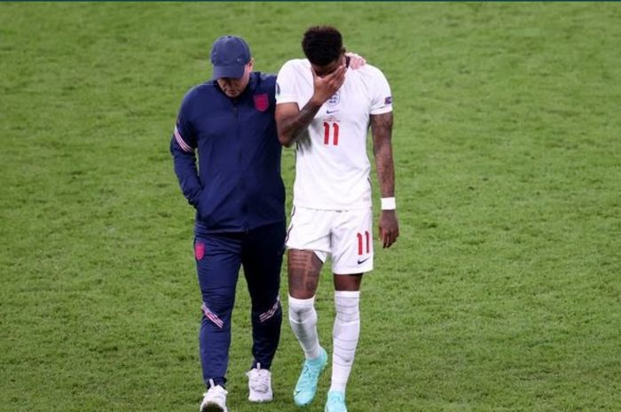 Marcus Rashford tampak sedih usai gagal menjalankan tugasnya sebagai eksekutor penalti Inggris pada final EURO 2020.