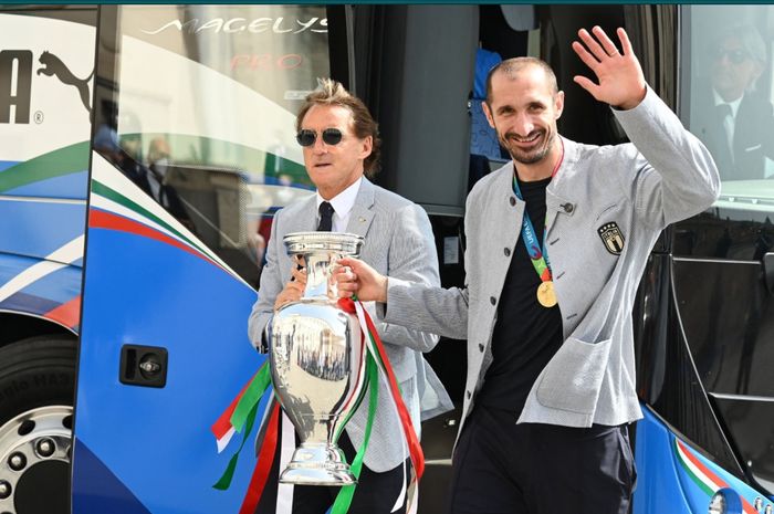 Giorgio Chiellini dan Roberto Mancini membawa trofi EURO 2020 usai tiba di Italia.