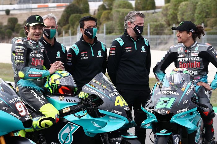 Anggota inti tim Petronas Yamaha SRT. Dari kiri: Valentino Rossi, Manajer Tim Wilco Zeelenberg, Kepala Tim Razlan Razali, Direktur Tim Johan Stigefelt, dan Franco Morbidelli. 