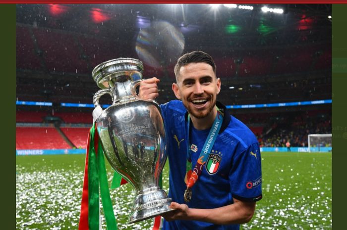 Jorginho mengaku kalau dirinya lebih unggul kalau bicara soal gelar tahun ini, meski dibandingkan dengan Lionel Messi dan Cristiano Ronaldo sekalipun.