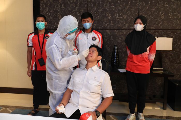 Ketua Umum NOC Indonesia Raja Sapta Oktohari dan atlet panahan menjalani tes swab jelang berangkat ke Olimpiade Tokyo 2020, Rabu (14/7/2021).