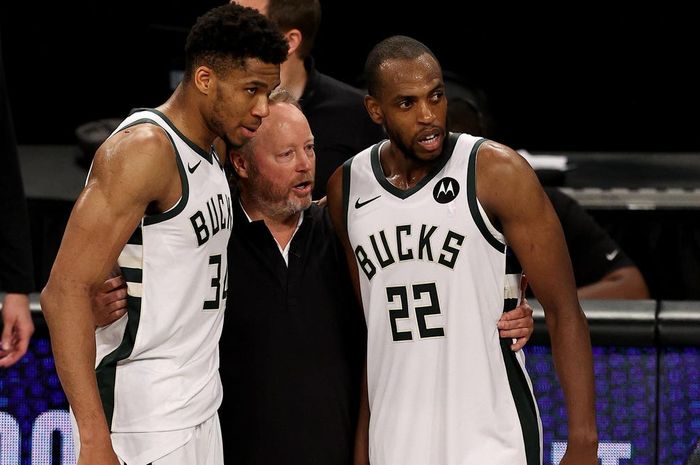 Dua pebasket bintang Milwaukee Bucks, Giannis Antetokounmpo dan Khris Middleton.