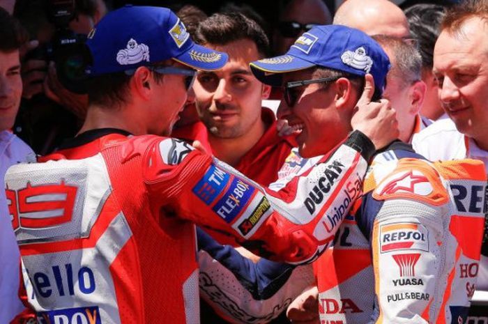 Pembalap MotoGP, Marc Marquez (kanan), dan mantan pembalap Ducati pada masanya, Jorge Lorenzo (kiri).