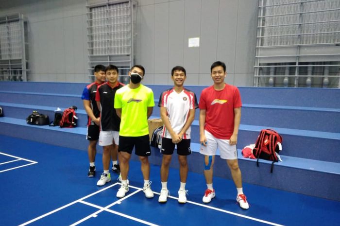 Tim bulu tangkis putra Indonesia berpose di sela training camp di Kumamoto, Jepang menjelang Olimpiade Tokyo 2020, Jumat (16/7/2021).