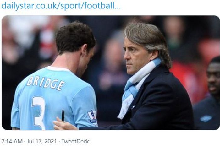 Wayne Bridge (kiri) dan Roberto Mancini saat masih sama-sama memperkuat Manchester City.