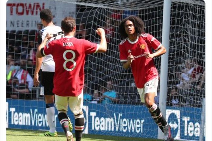 Tahith Chong (kanan) mencetak satu gol dalam pertandingan uji coba pramusim Manchester United yang menghadapi Derby County.