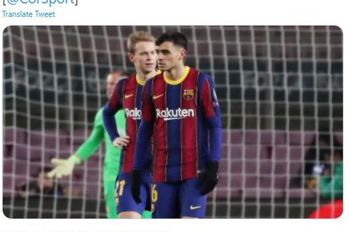 Dua gelandang Barcelona, Pedri (depan) dan Frenkie de Jong.