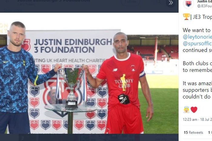 kapten Tottenham Hotspur, Eric Dier mengangkat trofi Justin Edinburg 3 Foundation dengan kapten Leyton Orient dalam laga persahabatan pramusim  di The Breyer Group Stadium, Sabtu (17/7/2021).