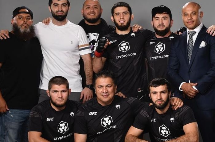 Islam Makhachev dan timnya setelah menang di UFC Vegas 31, Minggu (18/7/2021) WIB.