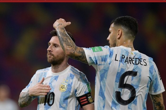 Leandro Paredes (kanan) dan Lionel Messi (kiri) saat merayakan gol untuk Timnas Argentina. Bek Kolombia akhirnya buka suara soal ejekan Messi kepadanya.