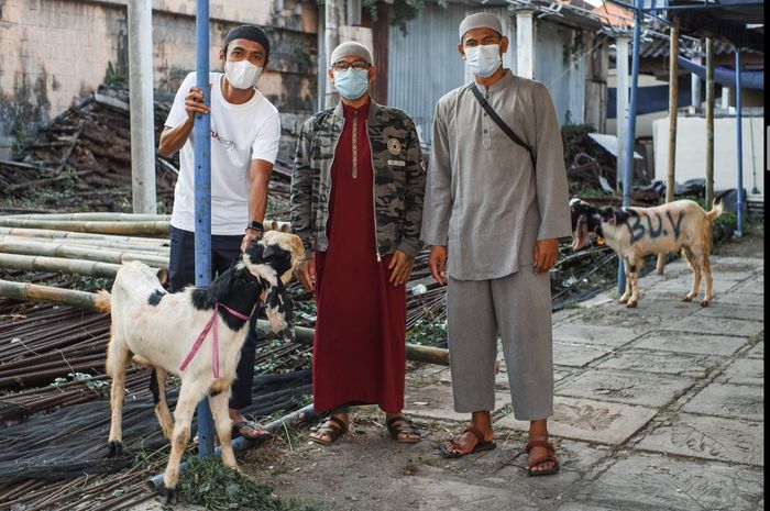 Para pemain Bali United sebelum menyerahkan hewan kurban ke Masjid Muhammad, Imam Bonjol, Denpasar, Selasa (20/7/2021).