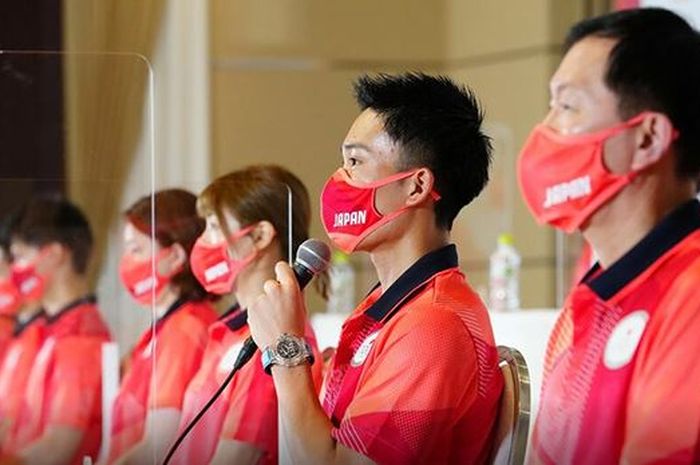 Pebulu tangkis tunggal putra Jepang, Kento Momota, berbicara kepada media dalam konferensi pers di Olympic Village untuk Olimpiade Tokyo 2020, Minggu (18/7/2021).