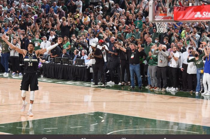 Pemain Milwaukee Bucks, Giannis Antetokounmpo, merayakan kemenangan timnya atas Phoenix Suns pada gim keenam Final NBA 2021 di Fiserv Forum, Milwaukee, AS, Rabu (21/7/2021) pagi WIB