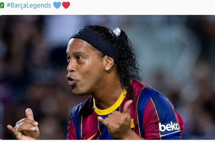 Ronaldinho melakukan selebrasi usai mencetak gol dalam laga persahabatan antara Barcelona Legends melawan Real Madrid Legends.