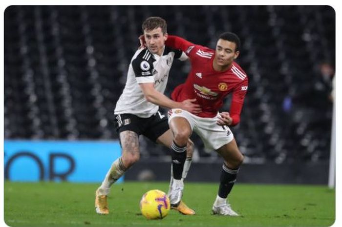 Mason Greenwood (kanan) mendapat penjagaan ketat dari Joe Bryan dalam laga Liga Inggris 2020-2021 yang pertemukan Manchester United dengan Fulham.