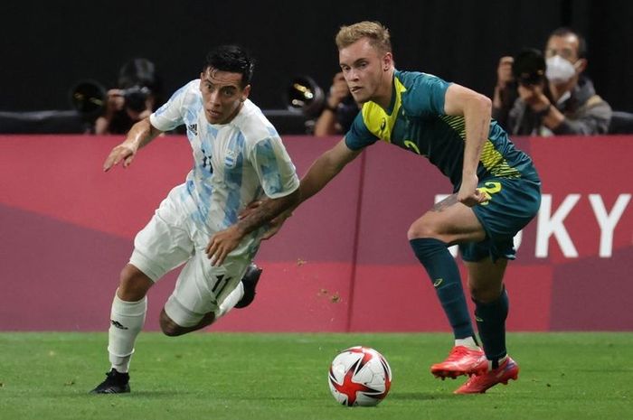 Gelandang Argentina Esequiel Barco berduel dengan bek Australia Nathaniel Atkinson pada laga Grup C Olimpiade Tokyo 2020 di Sapporo Dome, Sapporo, Kamis (22/7/2021) sore hari WIB.