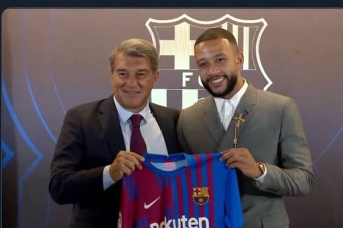 Memphis Depay berpose bersama presiden klub Barcelona, Joan Laporta.