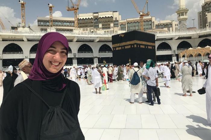 Hadia Hosny ketika berada di area Ka'bah, bangunan suci di dalam Masjidilharam, Mekah, Arab Saudi, April 2021. Hadia menjadi atlet Olimpiade Tokyo 2020 paling langka, karena merupakan anggota DPR sekaligus calon doktor farmakologi.