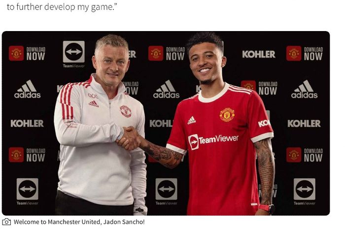 Jadon Sancho (kanan) bersalaman dengan pelatih Manchester United, Ole Gunnar Solskjaer.