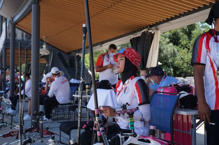 Pemanah putri Indonesia, Diananda Choirunisa saat menjalani latihan di lapangan panahan jelang Olimpiade Tokyo 2020, Kamis (22/7/2021).