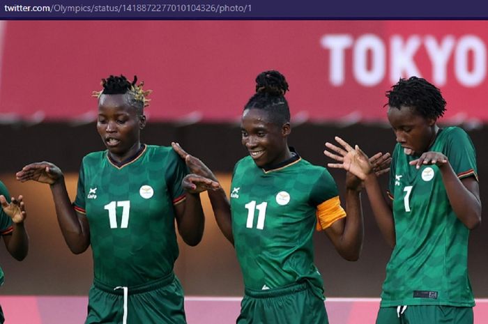 Pemain Zambia, Barbra Banda (tengah) mencetak tiga gol dalam laga fase grup Olimpiade Tokyo 2020 melawan China di Stadium Miyagi pada Sabtu (24/7/2021) pukul 15.00 WIB