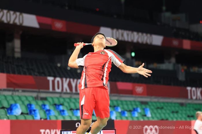 Pebulu tangkis tunggal putra Indonesia, Anthony Sinisuka Ginting, bersiap melakukan smes pada laga penyisihan Olimpiade Tokyo 2020 di Musashino Forest Sport Plaza, Minggu (25/7/2021).