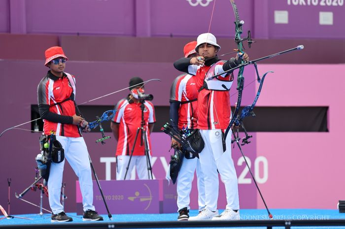 Tiga atlet panahan Indonesia, Riau Ega Agatha, Arif Dwi Pangestu, dan Bagas Prastyadi saat berada di babak eliminasi 1/8 nomor beregu putra pada ajang Olimpiade Tokyo 2020 , di Yumenoshima Final Field, Senin (26/7/2021)