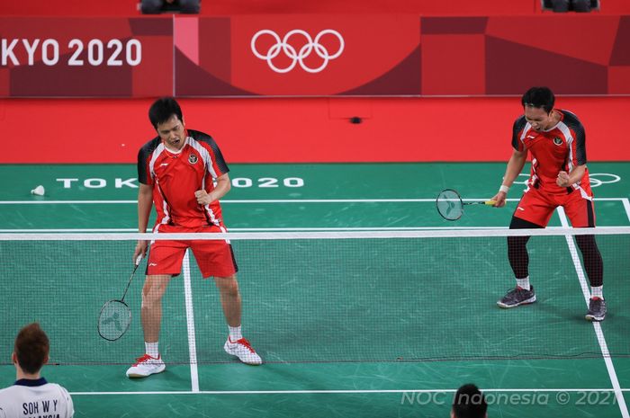 Pasangan ganda putra Indonesia, Mohammad Ahsan/Hendra Setiawan, bereaksi pada laga melawan Aaron Chia/Soh Woi Yik (Malaysia) di Musashino Forests Sport Plaza, Senin (26/7/2021).