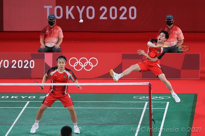 Pasangan ganda putra Indonesia, Marcus Fernaldi Gideon/Kevin Sanjaya Sukamuljo, pada laga terakhir penyisihan grup Olimpiade Tokyo 2020 di Musashino Forest Sport Plaza, Selasa (27/7/2021).